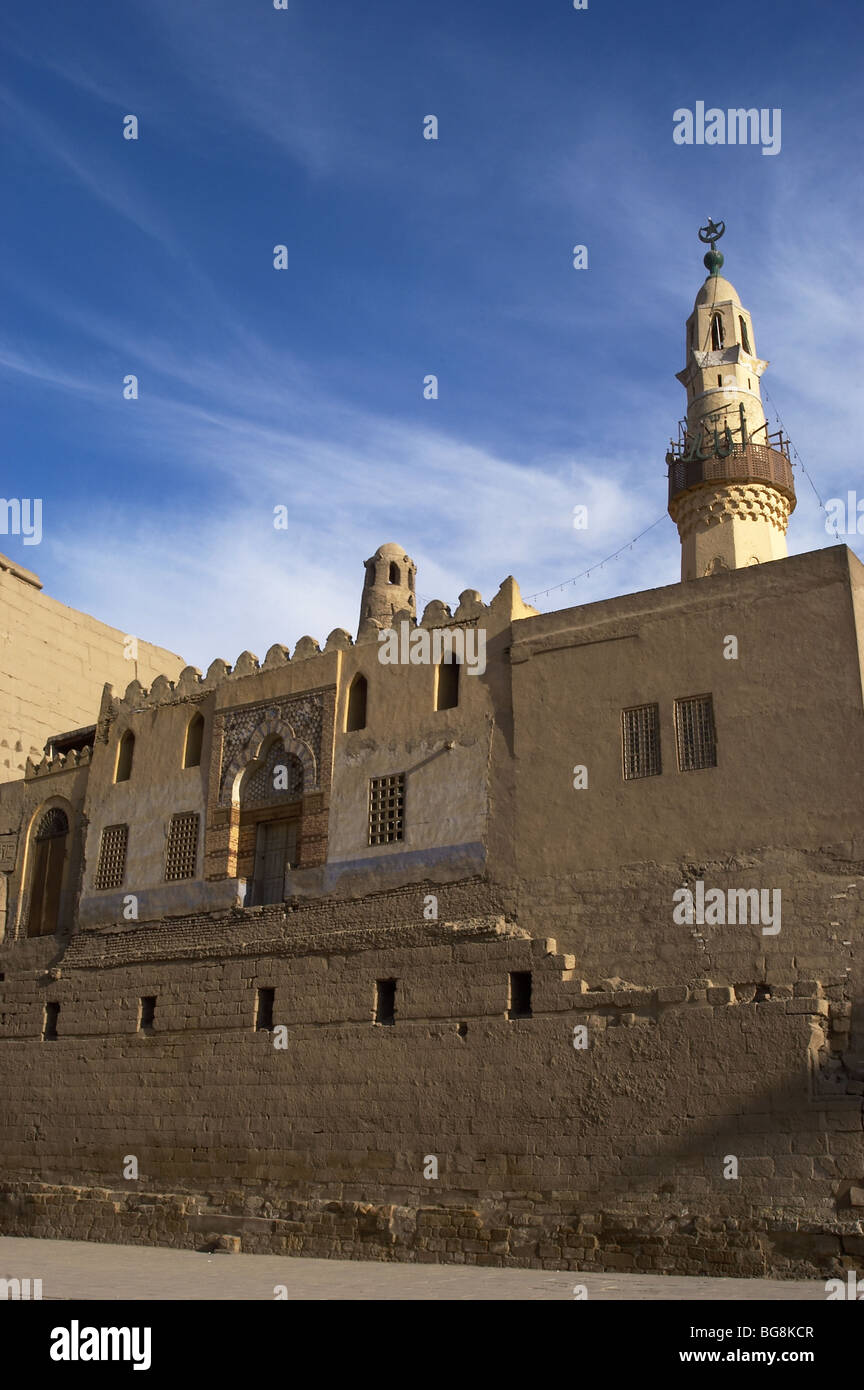 L'Égypte. LUXOR. Vue partielle sur la mosquée d'Abu El-Aggaq, construit à l'intérieur du temple égyptien de Louxor. Banque D'Images