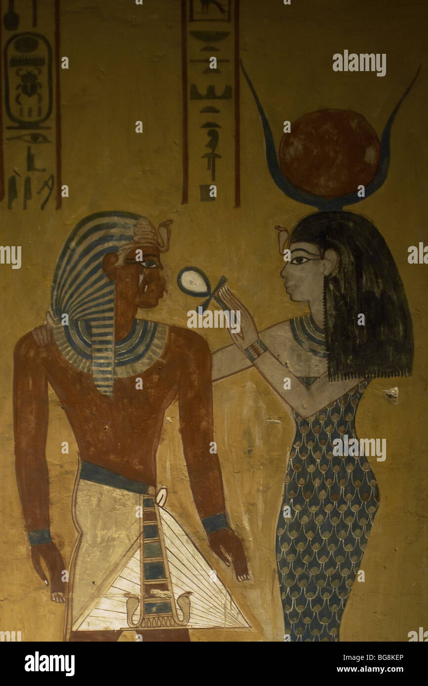 L'Égypte. Tombe de Menjeperura ou Thoutmosis IV. La déesse Hathor avec disque solaire donne au pharaon la clé de la vie. Banque D'Images