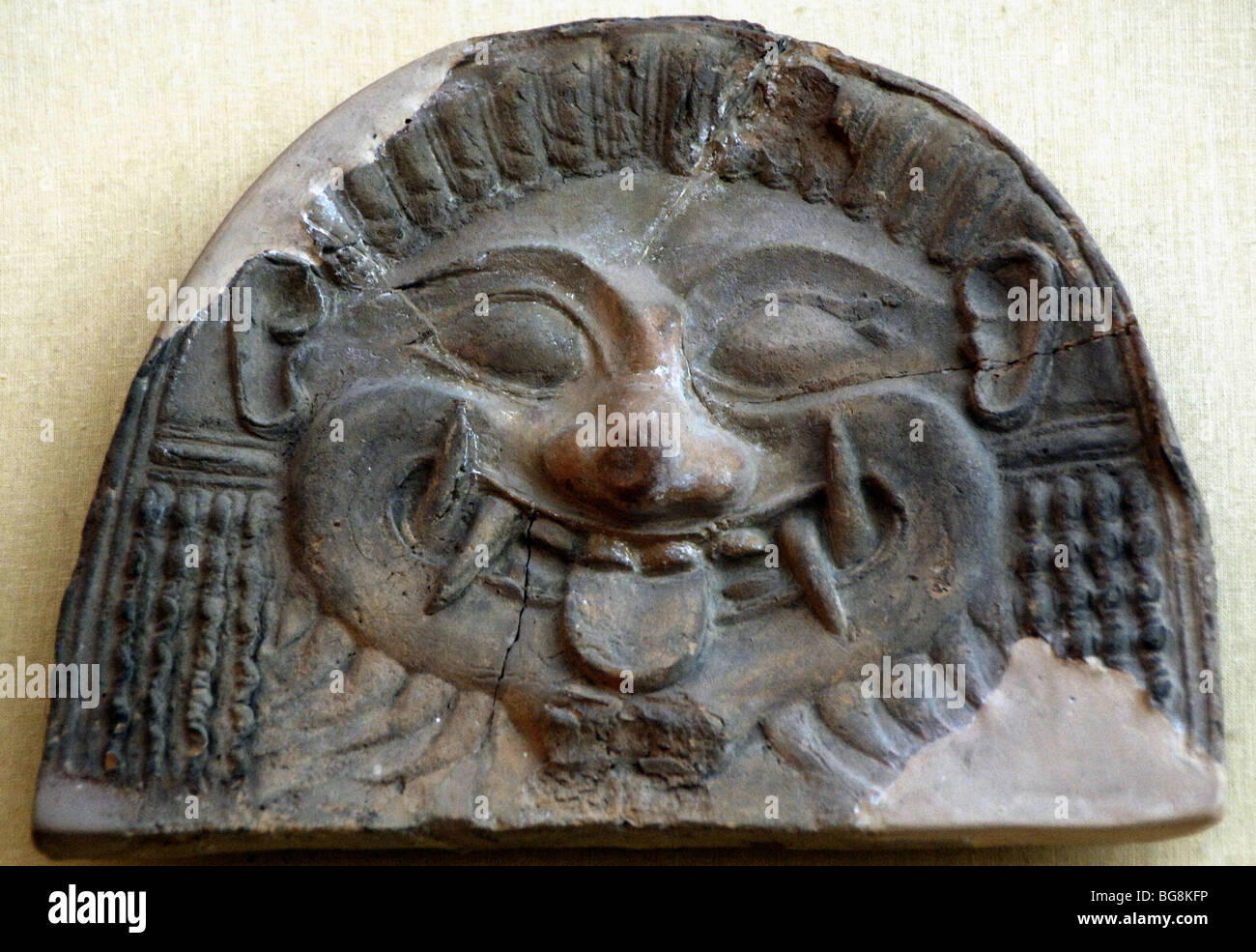 Antefix terracota tarantini qui représente la tête d'une gorgone. Banque D'Images