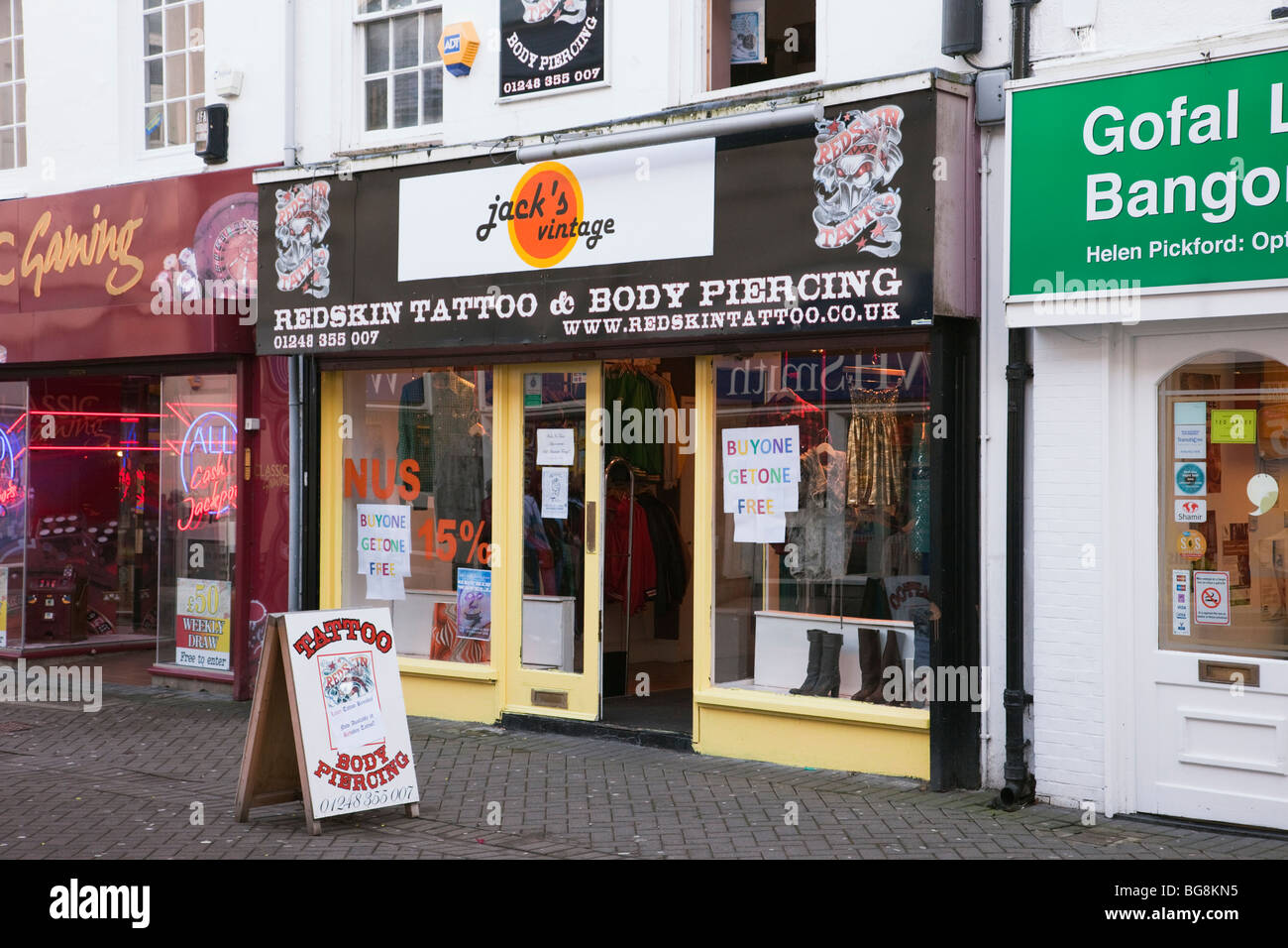 High Street, Bangor, Gwynedd, au nord du Pays de Galles, Royaume-Uni. Tatouage et body piercing shop front sur la High Street. Banque D'Images