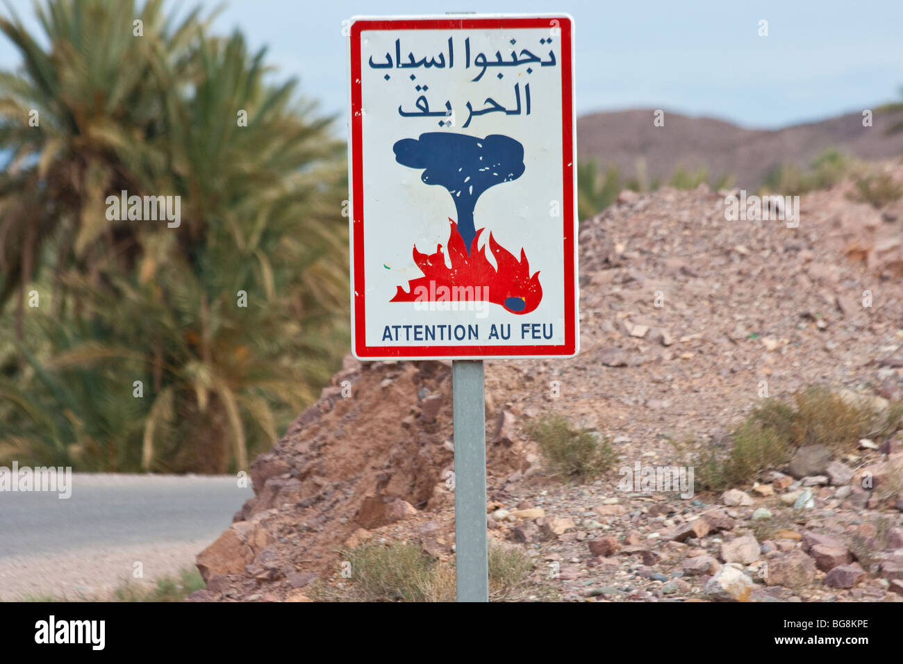 Signe de route de feu d'avertissement au Maroc Banque D'Images