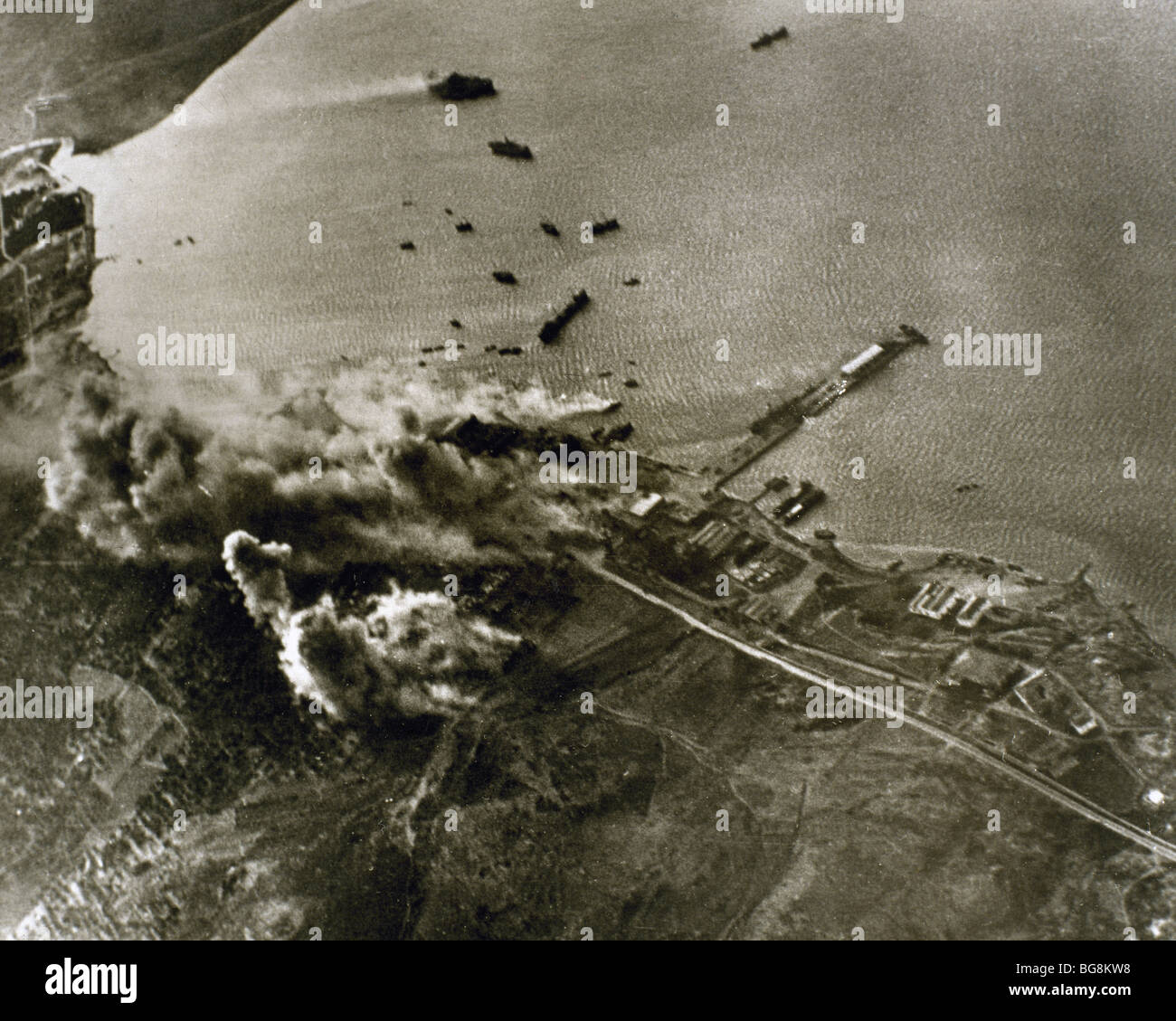 La Seconde Guerre mondiale. L'aviation allemande attaque contre le port de la Crète. Banque D'Images