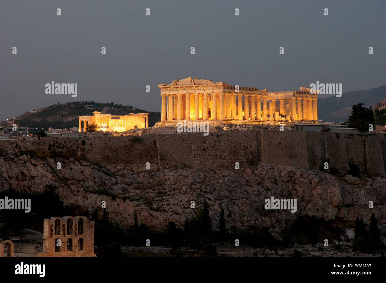 Athènes. Vue panoramique sur l'acropole de nuit. L'Attique. Centre de la Grèce. Banque D'Images