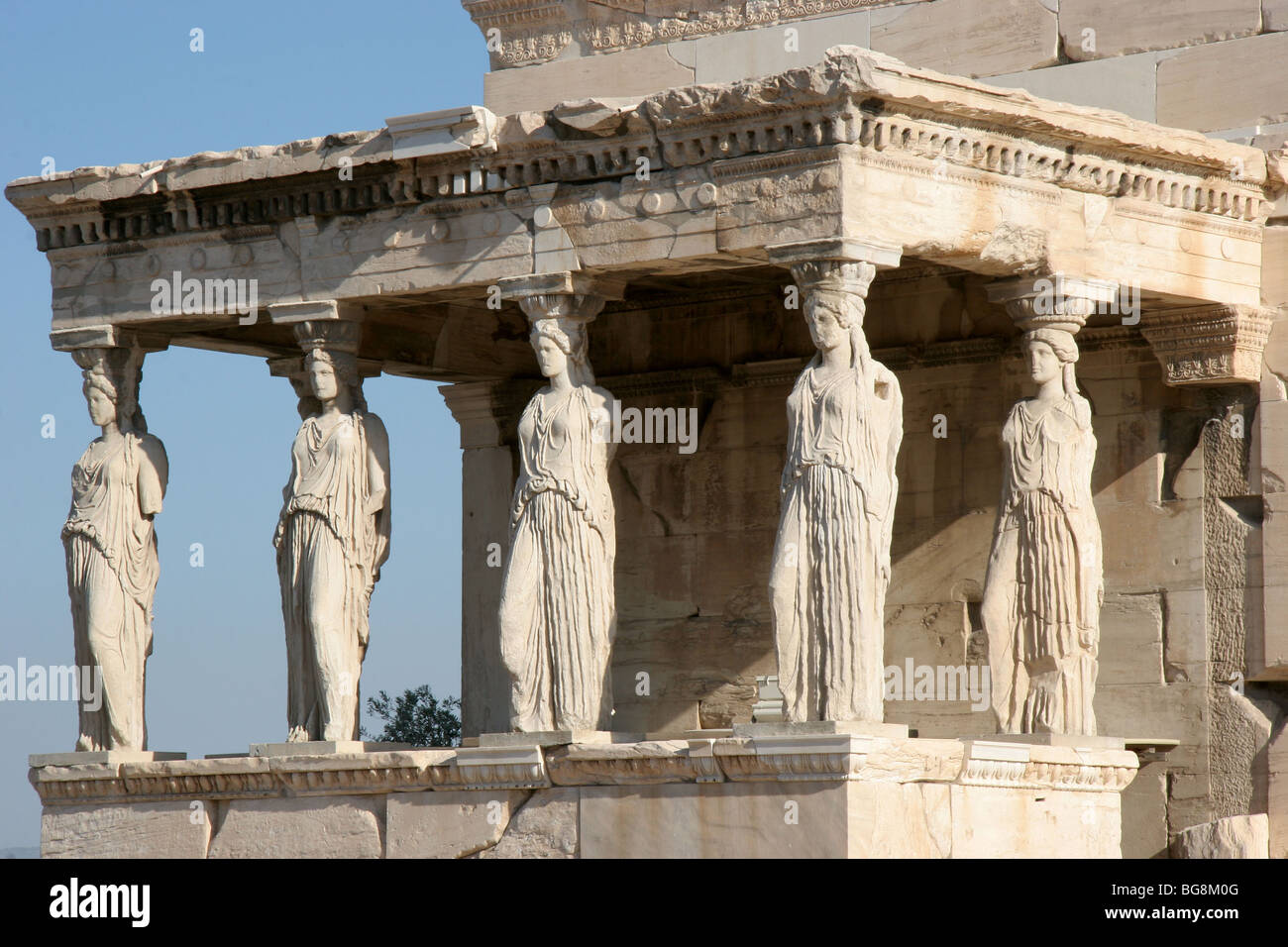 L'art grec Erechtheion. Temple Ionique. A été construit entre 421 - 407 BC. Vue sur le porche de l'Kariatides (cariatides). Athènes. Banque D'Images