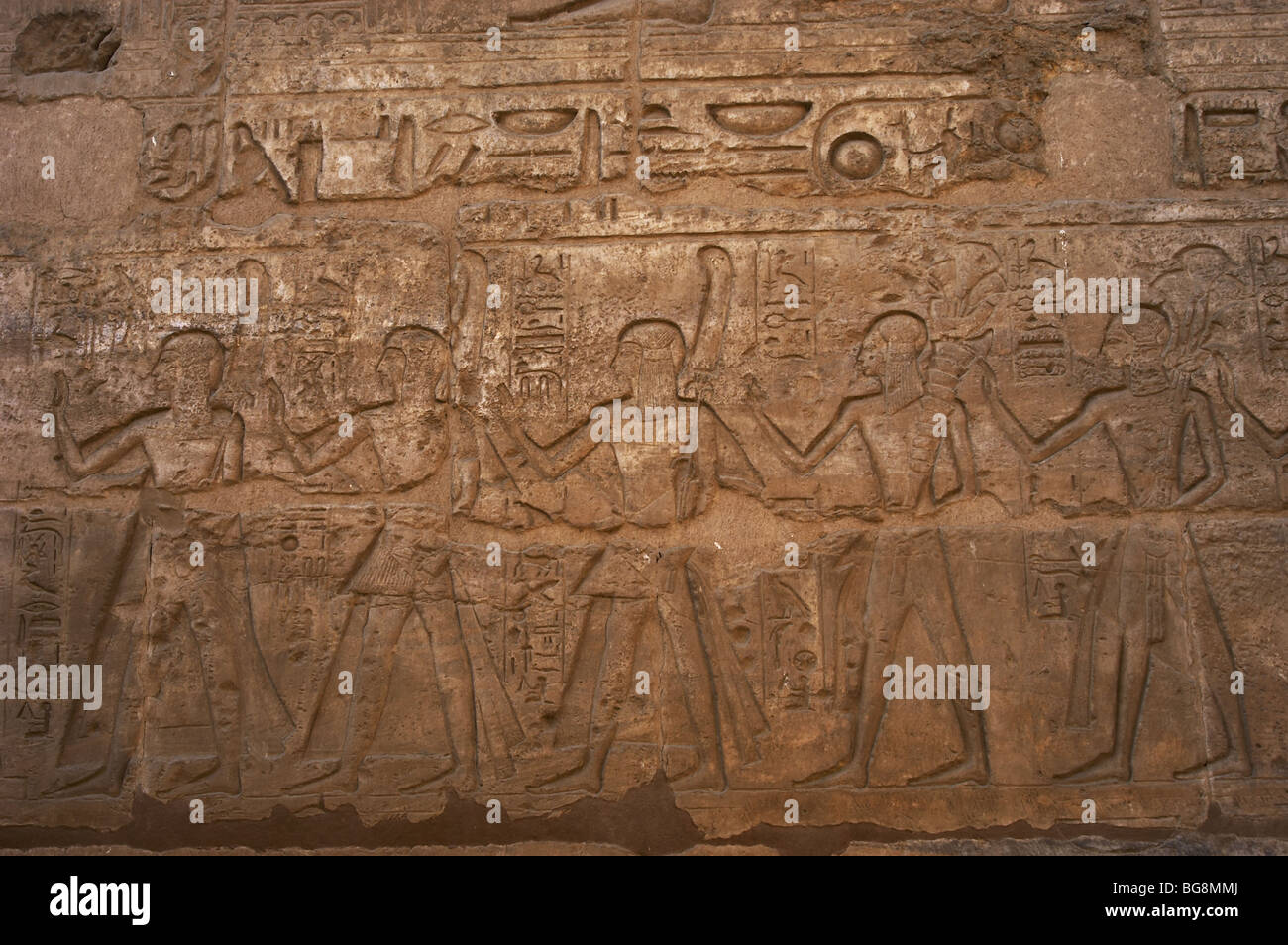 L'Égypte. Le soulagement. Procession religieuse. Ouvrir la procession les enfants de Ramsès II portant des fleurs et l'autruche. Luxor. Banque D'Images