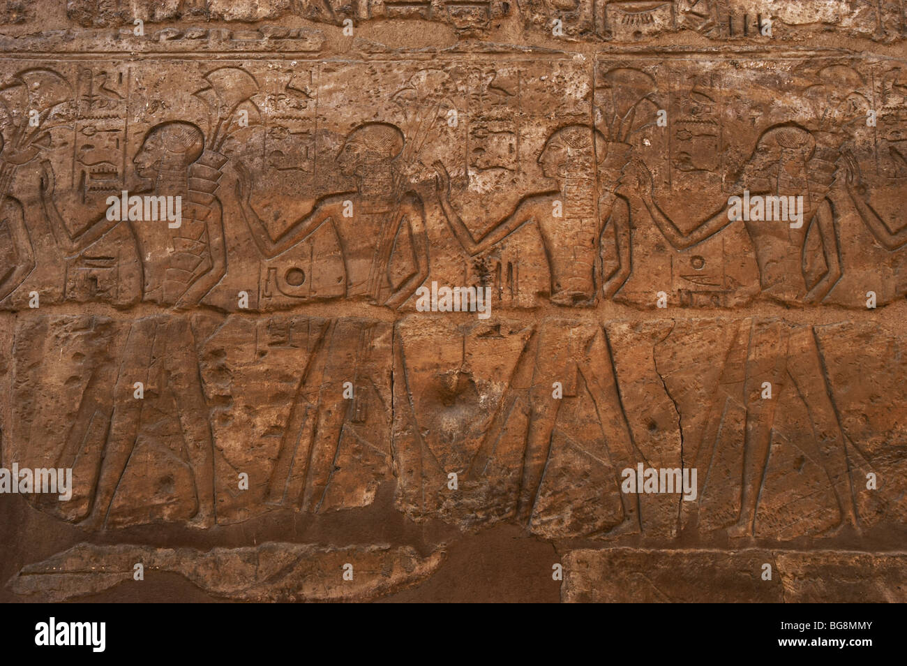 L'Égypte. Le soulagement. Procession religieuse. Ouvrir la procession les enfants de Ramsès II portant des fleurs. Temple de Louxor. Banque D'Images