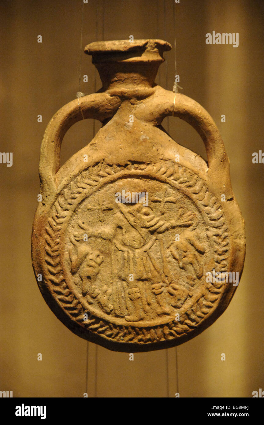 L'Égypte. Pot en argile (ampoules) représentant Saint Mena flanquée de deux chameaux. Banque D'Images
