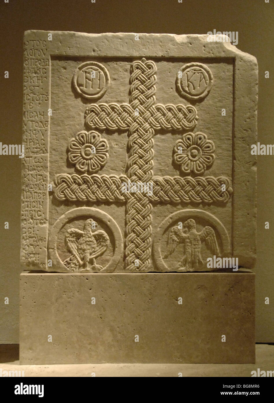 L'ART BYZANTIN. La Grèce. Plaque de marbre avec l'inscription et des reliefs en fonction dans les croisements, les rosettes et les aigles dans un cercle. Banque D'Images