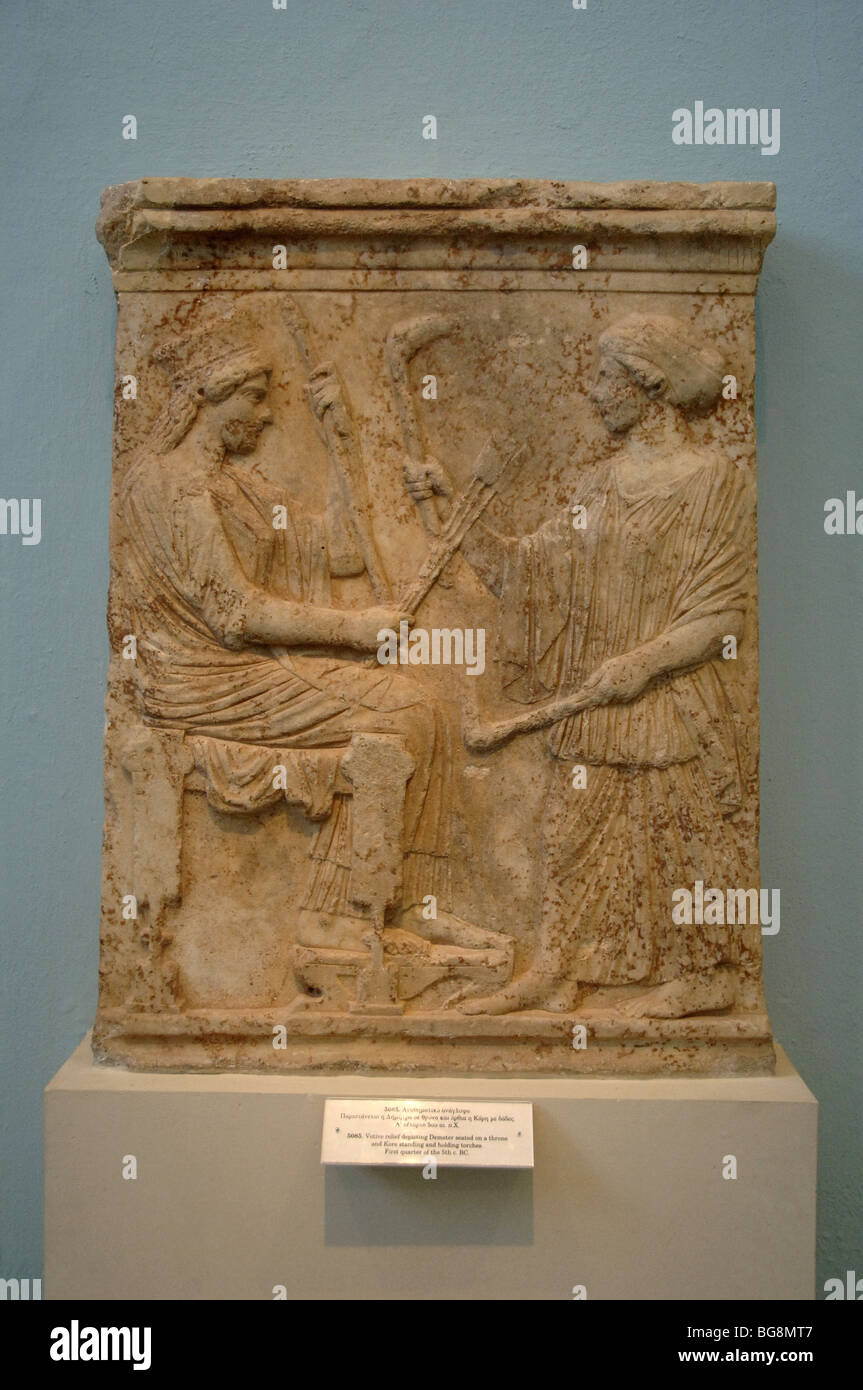 Fête votive relief représentant Déméter assis sur un trône, et kore flambeaux permanent. La Grèce. Banque D'Images Fête votive relief représentant Déméter assis sur un trône, et kore flambeaux permanent. La Grèce. Banque D'Images