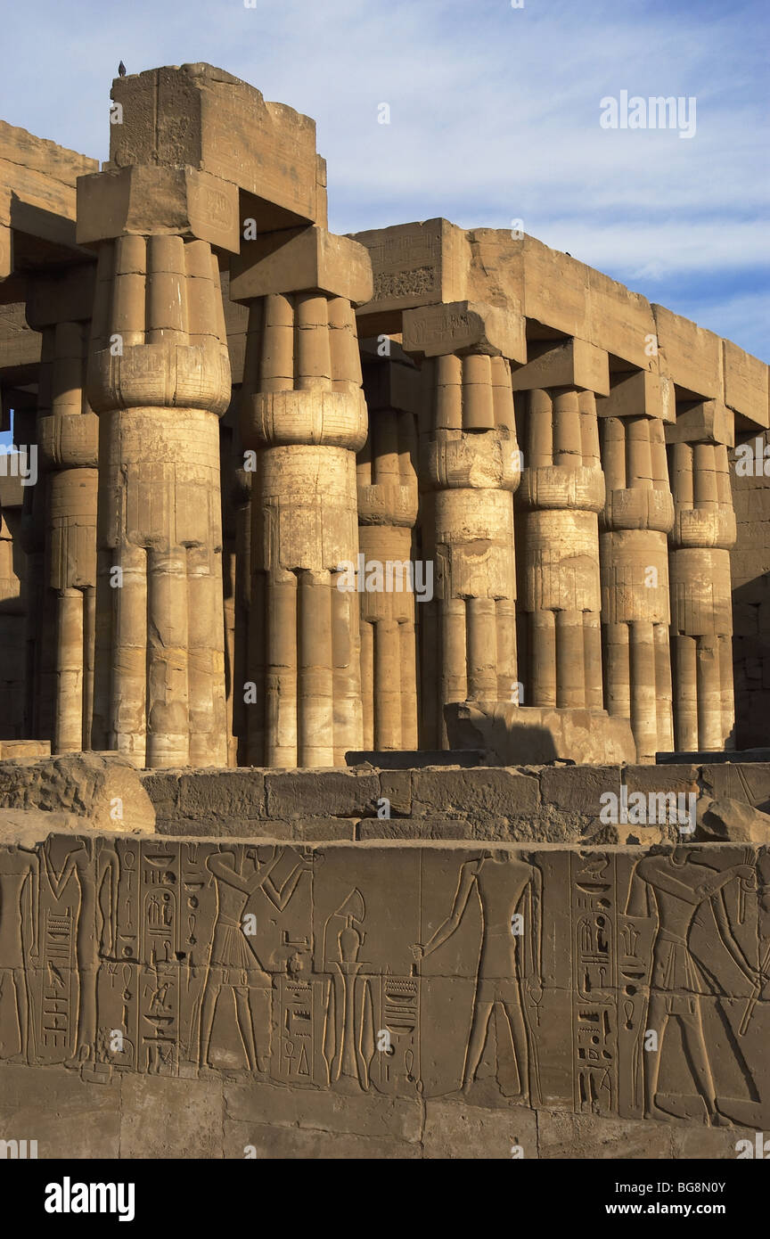 L'art égyptien. LUXOR. TEMPLE. Papyrus capitales de la salle hypostyle. Royaume. "L'antique Thèbes, Waset. Banque D'Images