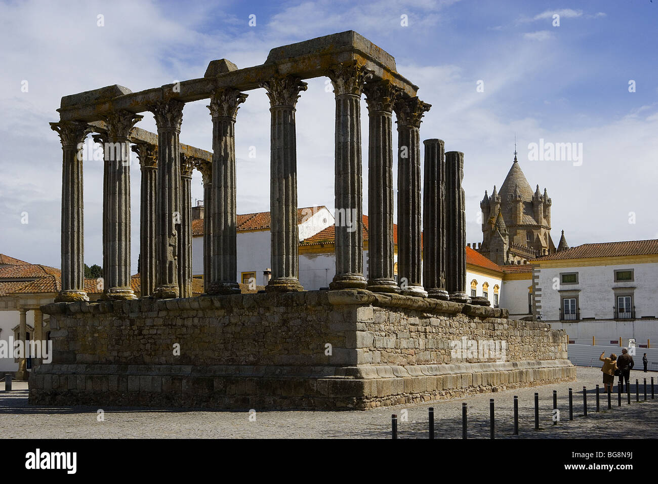 Temple romain. Colonnade à chapiteaux corinthiens. Evora. Le Portugal. Banque D'Images