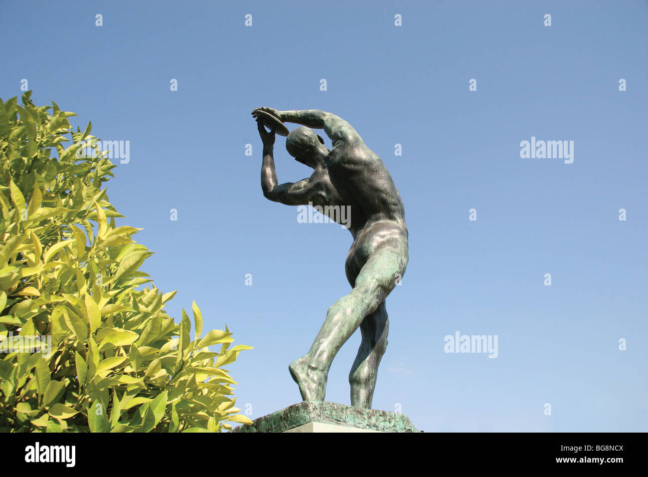 Statue du Discobole, devant le Stade Panathénaïque (Kallimarmaron). Dimitriad K., 1927. Athènes. La Grèce. Banque D'Images