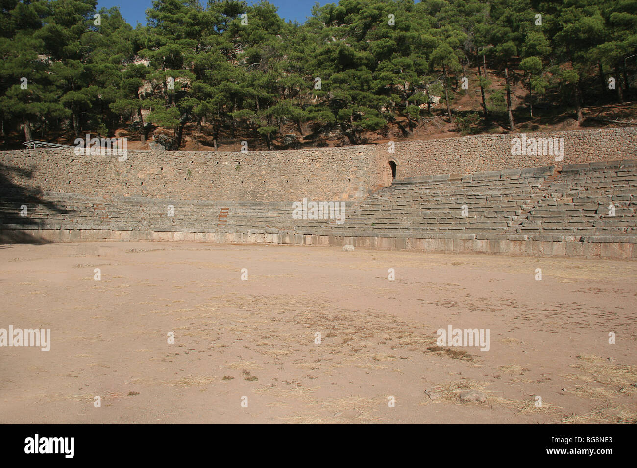 Sanctuaire de l'oracle de Delphes de la bonne Apollo. Vue sur la montagne-top Stadium, utilisé pour le Jeux Pythiques. La Grèce. Banque D'Images