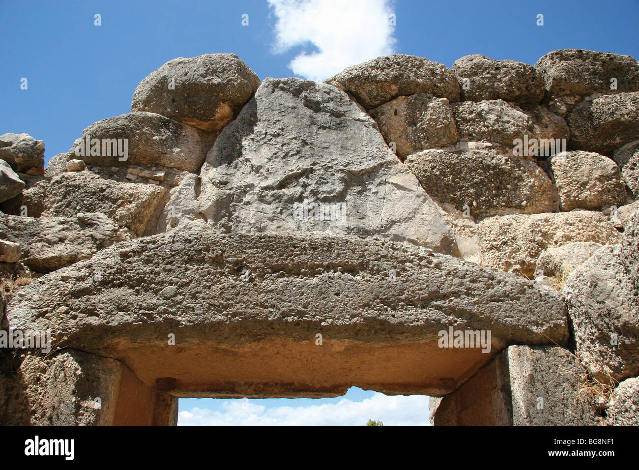 L'art mycénien Le Lion Gate de Mycenes forteresse. Voir derrière la porte. Argos. Péloponnèse. La Grèce. L'Europe. Banque D'Images