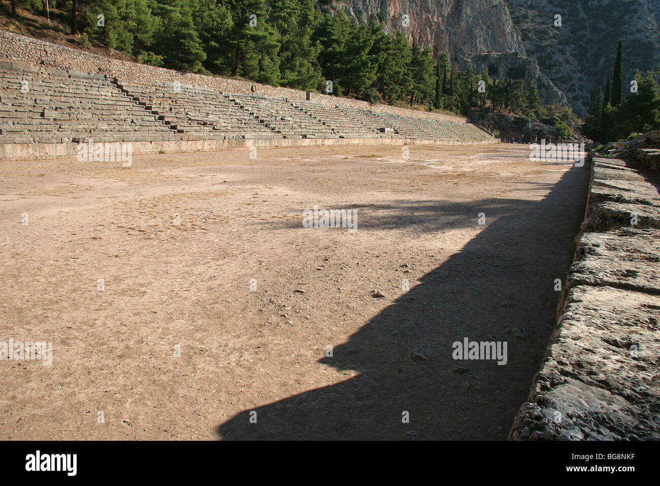 Sanctuaire de l'oracle de Delphes de la bonne Apollo. Vue sur la montagne-top Stadium, utilisé pour le Jeux Pythiques. Grèce Banque D'Images