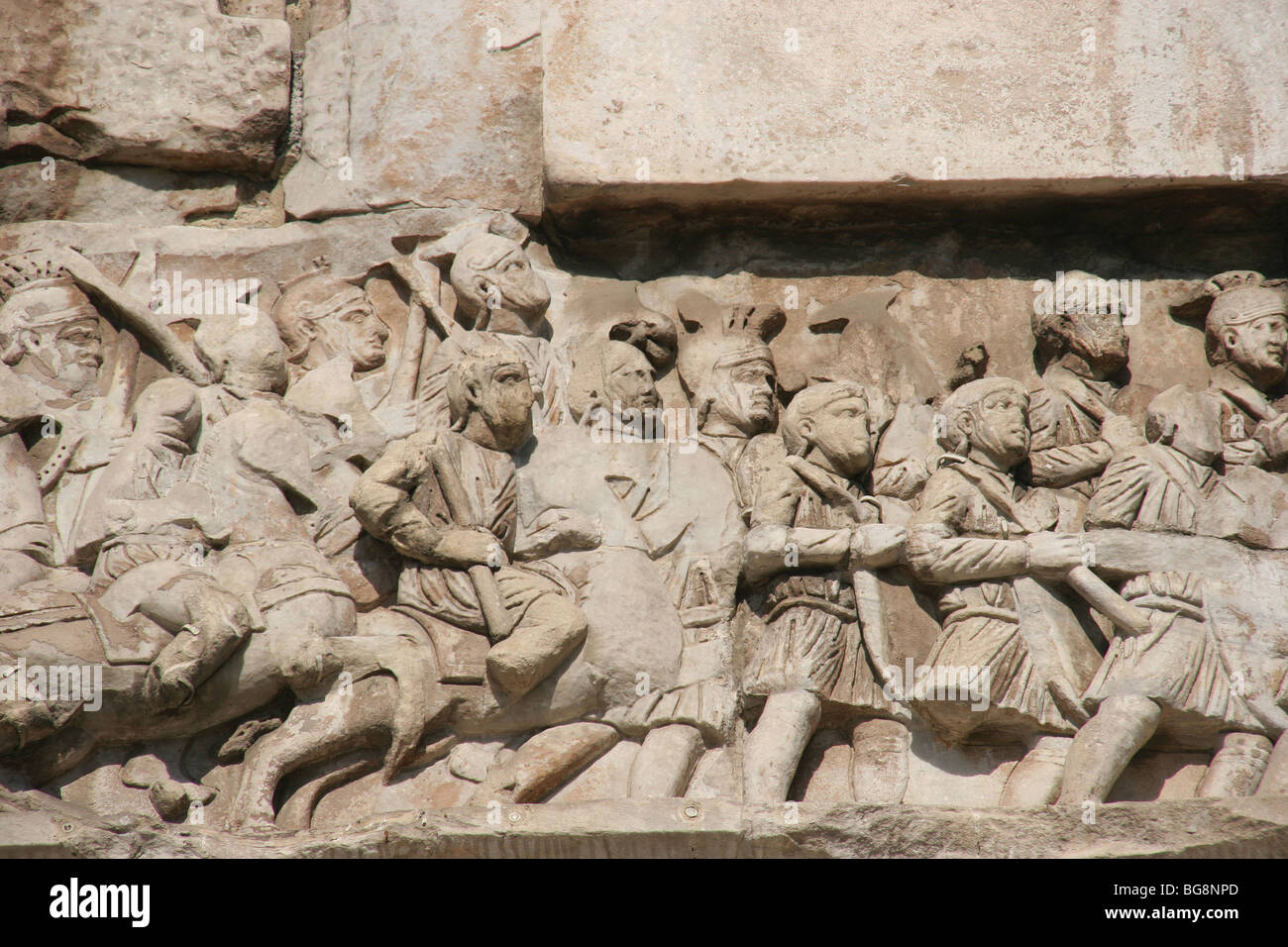 Arc de Constantin. Relief représentant des soldats dans une bataille. Rome. Banque D'Images