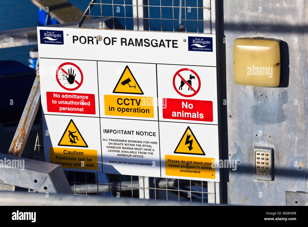 Les panneaux d'avertissement et verrouillage du clavier à l'entrée d'un ponton au port de Ramsgate, Kent, UK Banque D'Images
