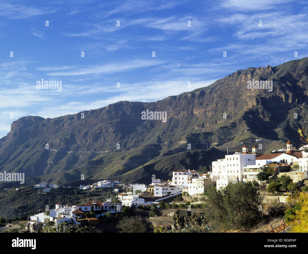 Tejeda, Gran Canaria, Îles Canaries, Espagne, Europe. Maisons de village à flanc de montagne en haut le Barranco de Tejeda Banque D'Images