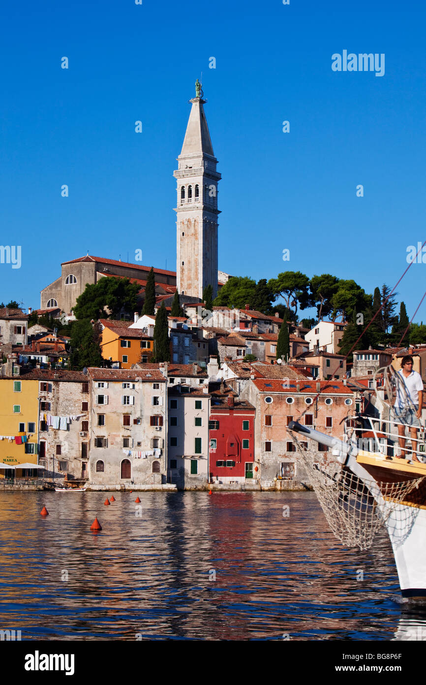 Bateau entrant dans le port de la vieille ville de Rovinj Istrie Croatie Banque D'Images