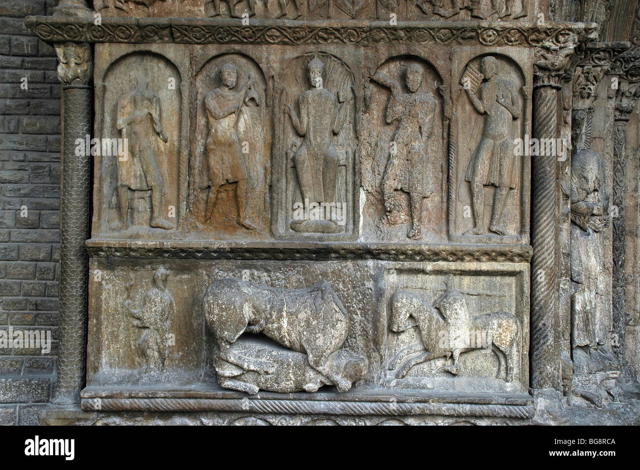 Monastère de Santa Maria de Ripoll. Portic sculpturale. Le roi David et quatre musiciens. La Catalogne. L'Espagne. Banque D'Images