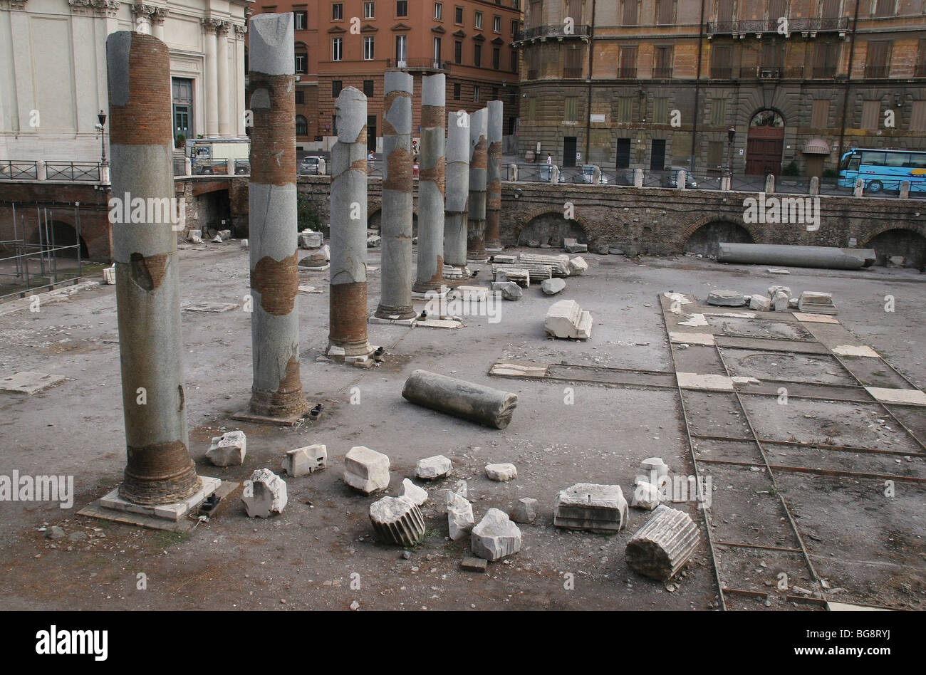Forum de Trajan. Ruines de la basilique de Rome. Banque D'Images