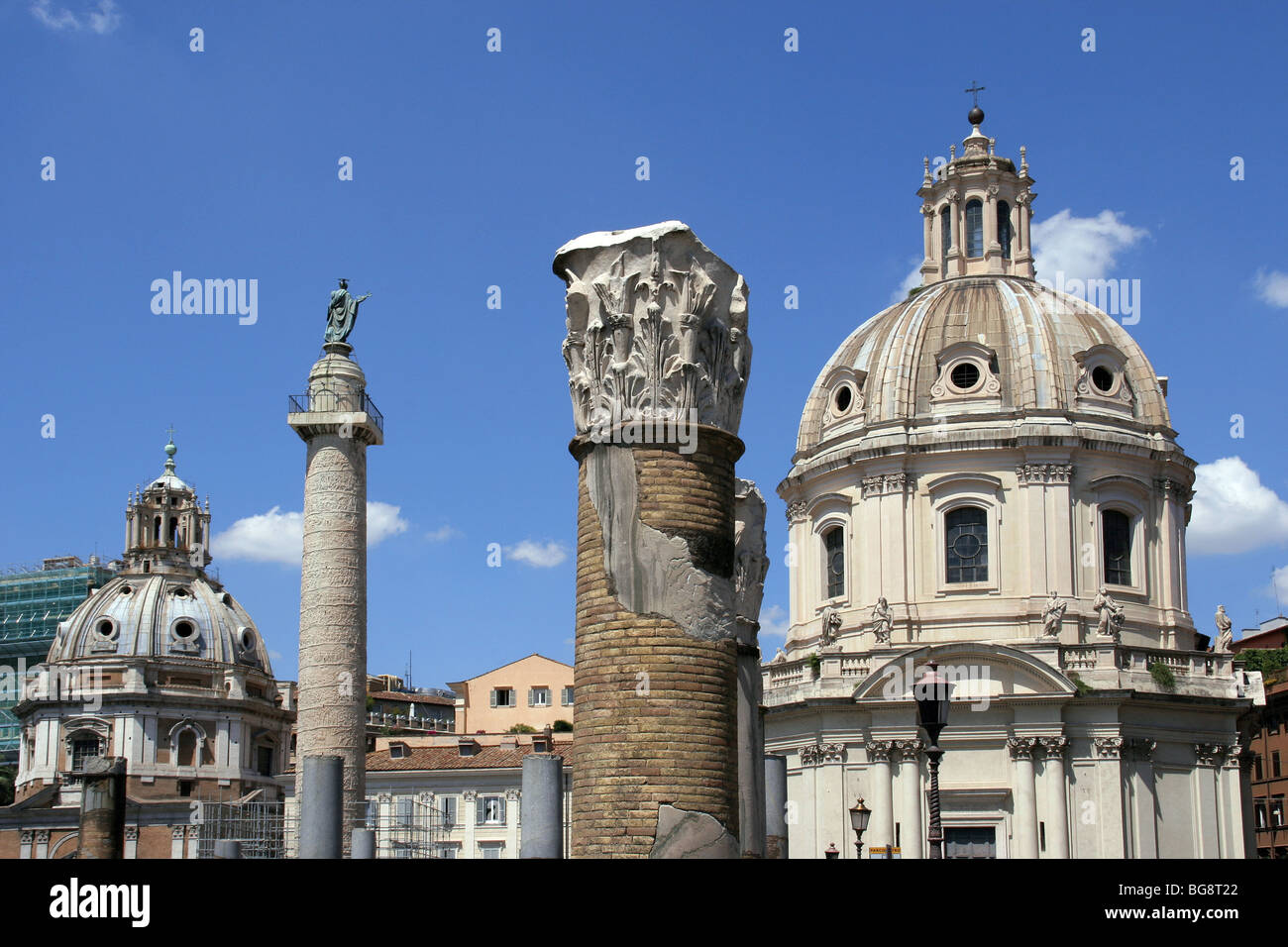 Forum de Trajan. Vue de la colonne Trajane, ruines de la Basilique Ulpia et église de Santo Apostolli. Rome. Banque D'Images