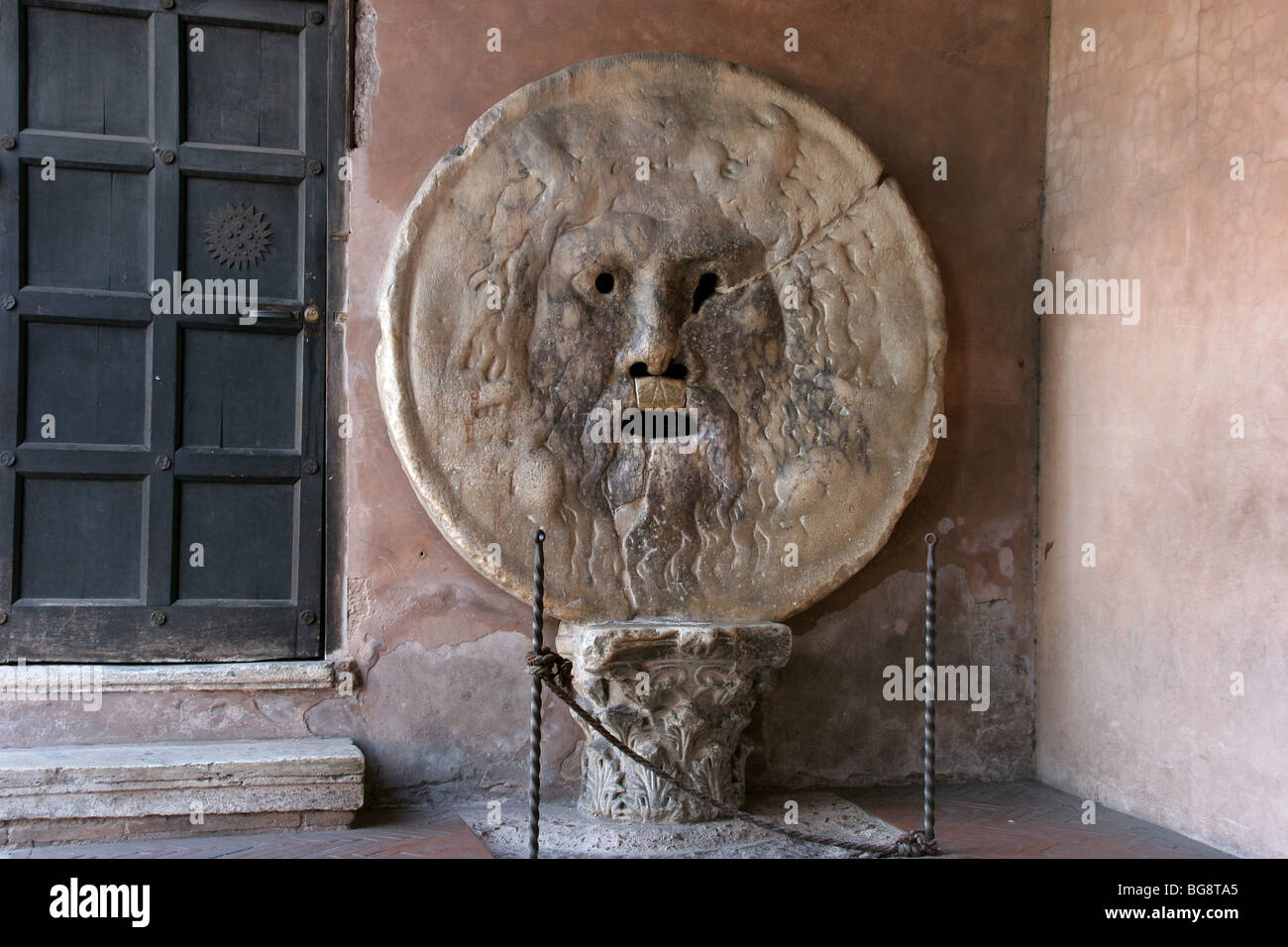 L'Art Roman La Bocca della Verita 'la bouche de vérité'. La sculpture antique ou masque de marbre. I siècle de notre ère. Banque D'Images