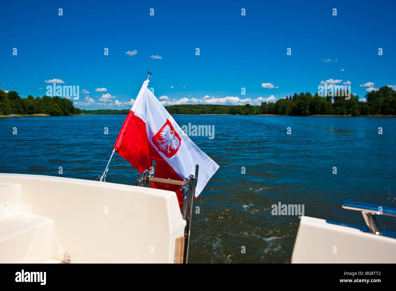 Stern de bateau avec drapeau polonais au Canal Elblaski près de Ilawa, Pologne | Oberländischer Kanal, Deutsch Eylau, Polen Banque D'Images