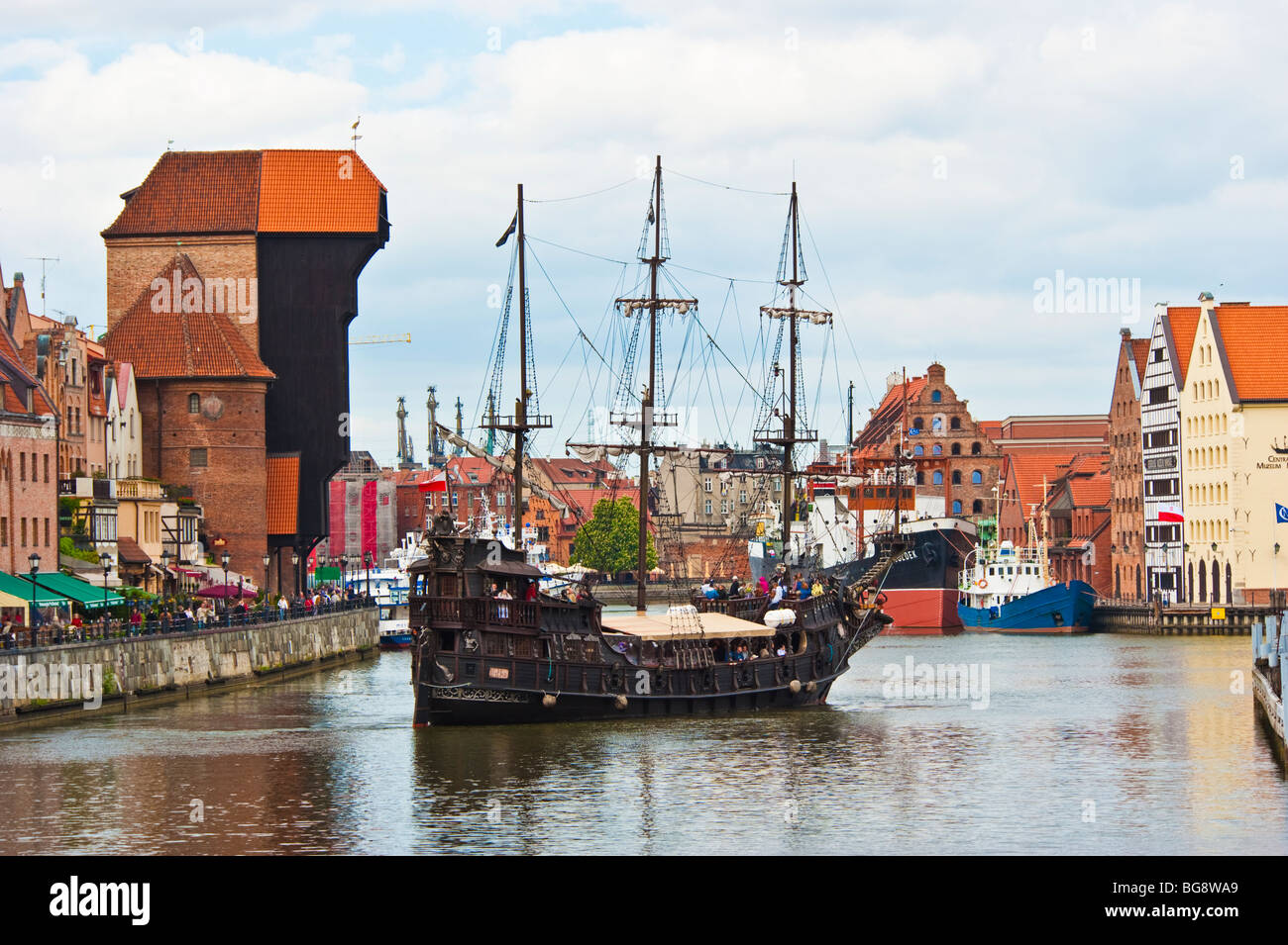 Bateau touristique historique de marina en face de crane gate et musée maritime à l'ancienne ville de Gdansk Gdansk Krantor | Altstadt Banque D'Images