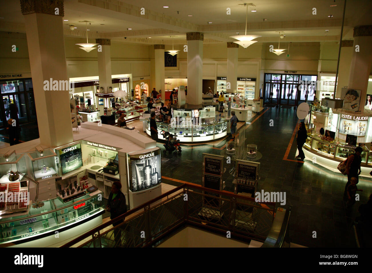 Vue de la vente au détail dans les compteurs de parfum du grand magasin Macy's, le centre-ville de Seattle Banque D'Images