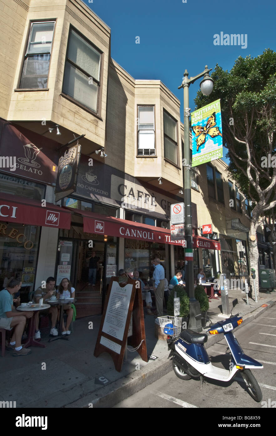 La Californie San Francisco North Beach, le quartier Caffe restaurant Greco motor scooter Banque D'Images