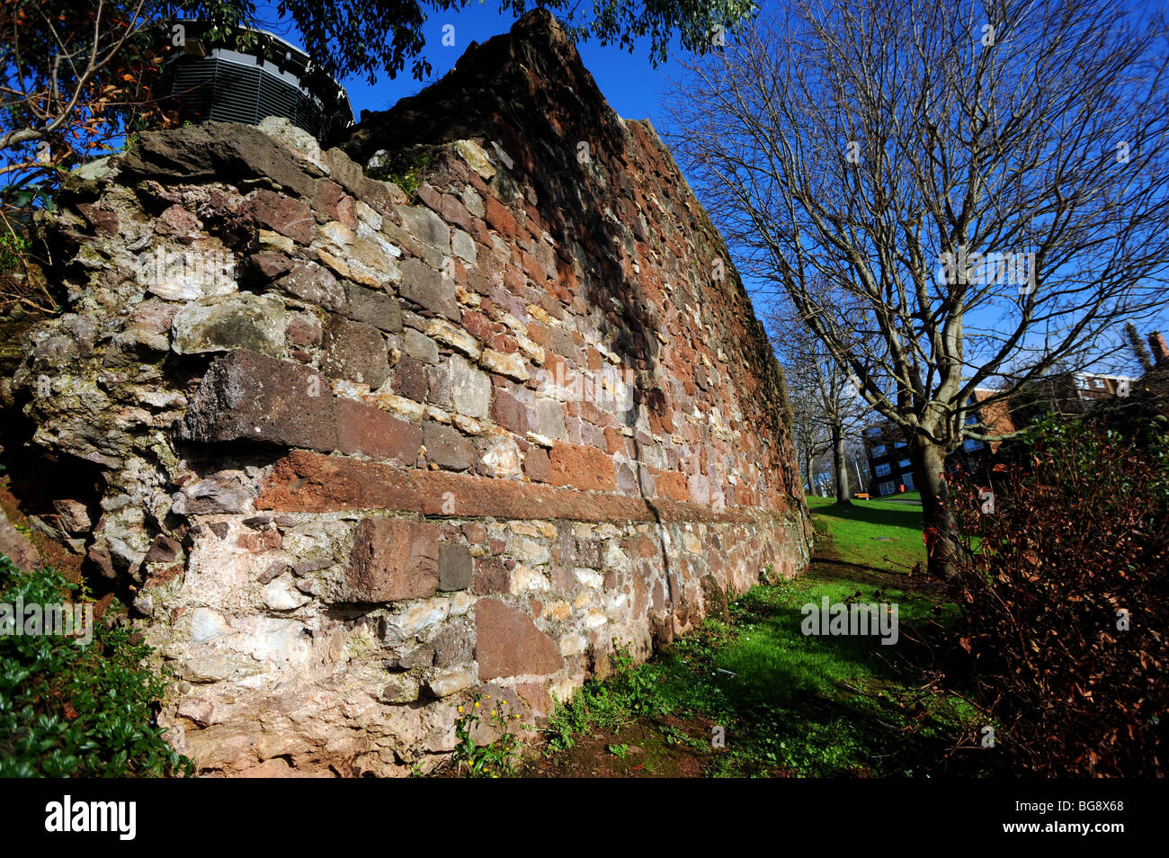 Vestiges de l'ancien mur de la ville d'Exeter construite par les romains Banque D'Images