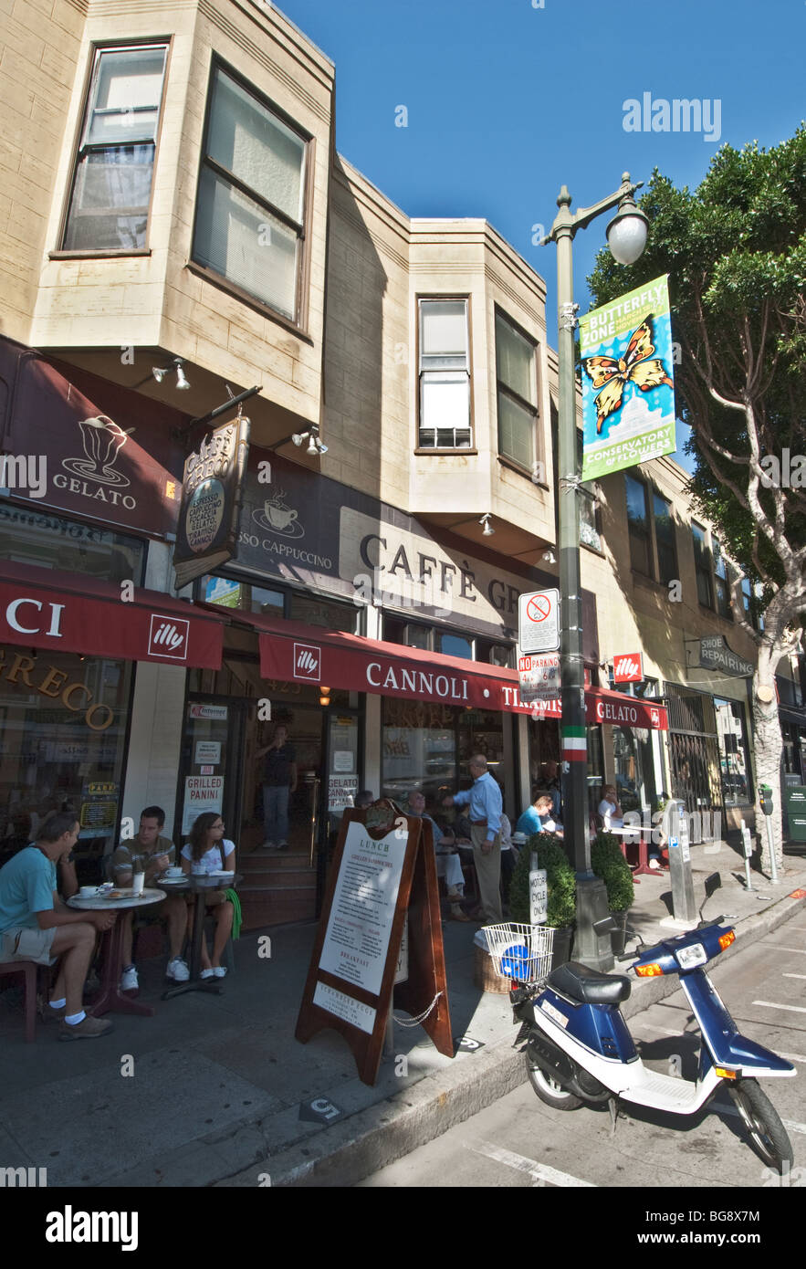 La Californie San Francisco North Beach, le quartier Caffe restaurant Greco motor scooter Banque D'Images