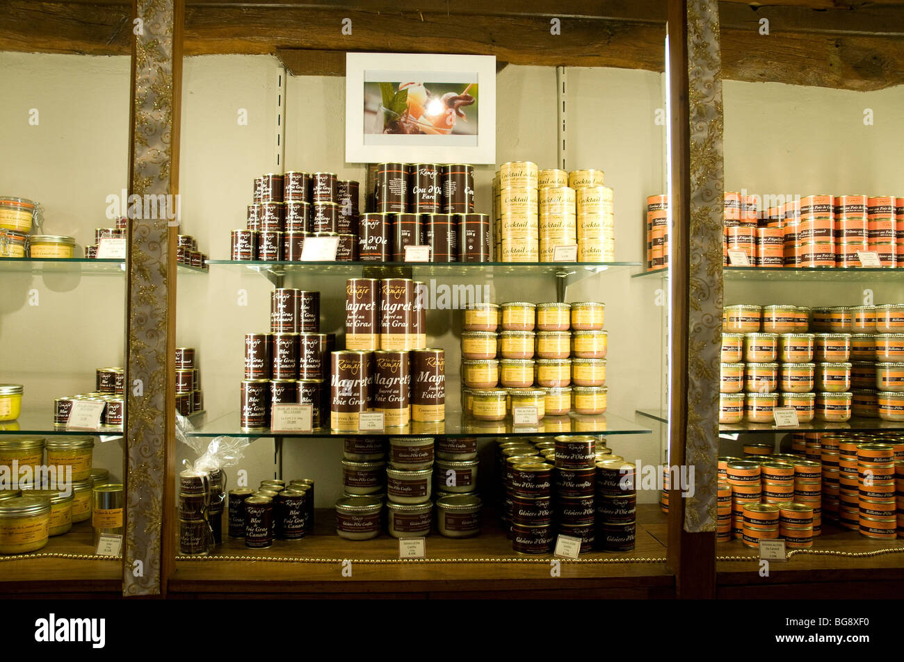 Une variété de produits à base de volaille, foie gras, et d'exposés à la vente dans une ferme française's boutique showcase Banque D'Images