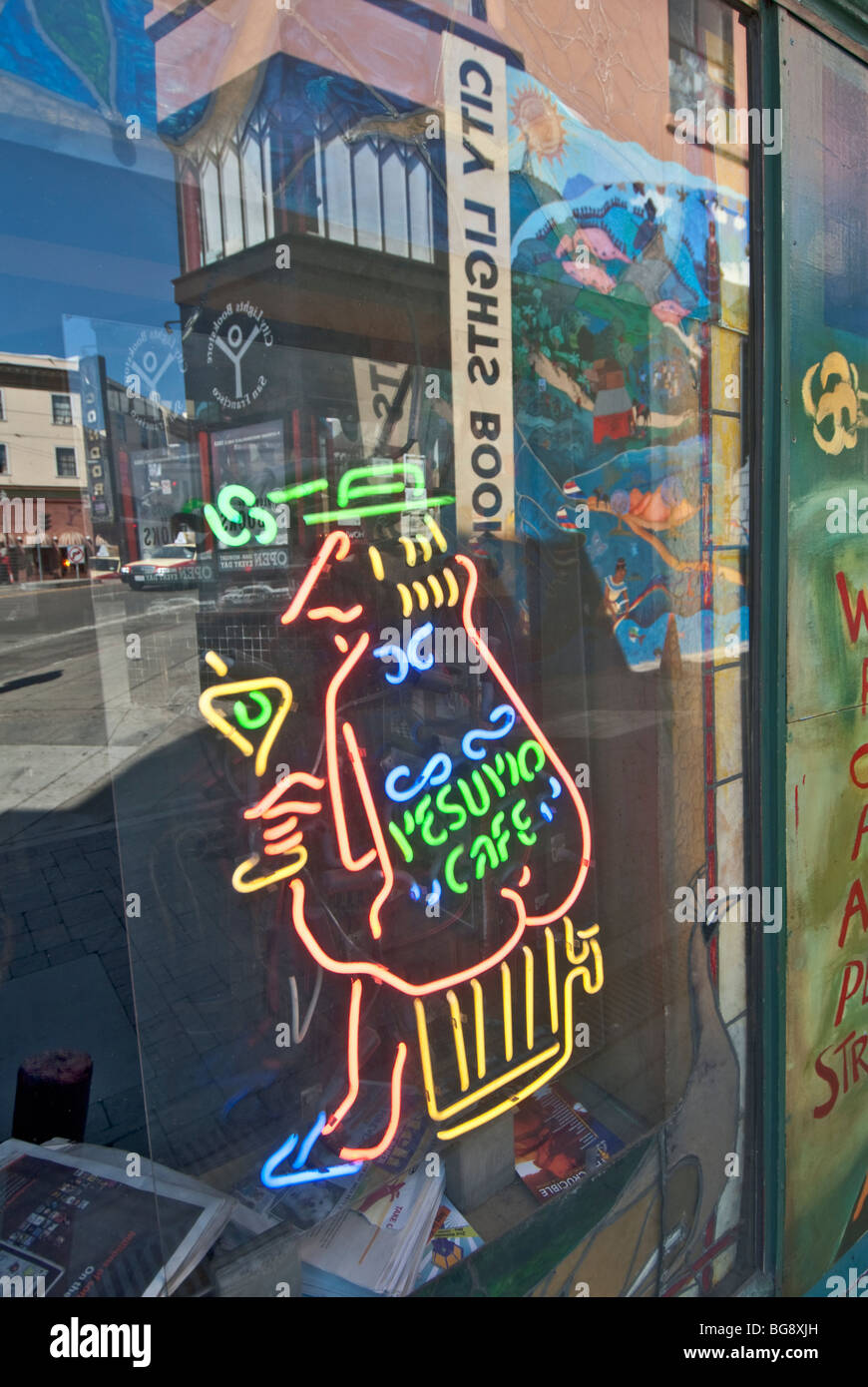 La Californie San Francisco North Beach, le quartier Café Vesuvio en néon reflet de City Lights Bookstore Banque D'Images