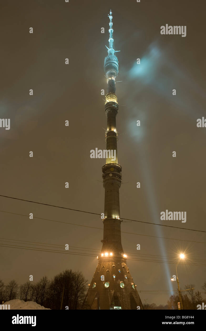 Tour de télévision Ostankino, Moscou, nuit, très nébulosités Banque D'Images