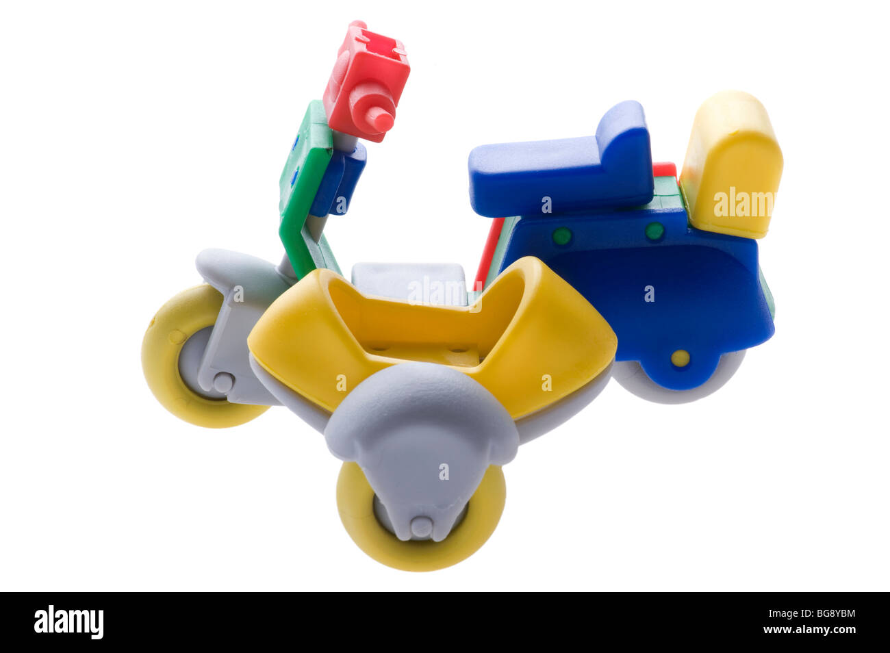 Objet sur jouet scooter blanc avec un chariot Banque D'Images