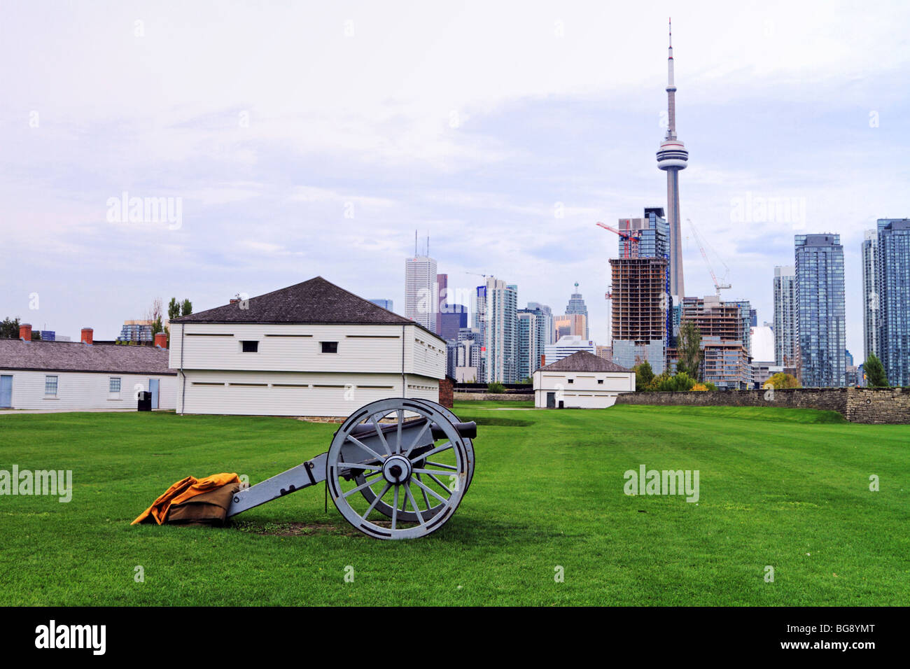 Old cannon et logement militaire avec Toronto Skyline dans le lieu historique national de Fort York à Toronto au Canada Banque D'Images