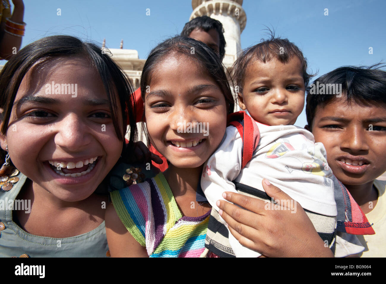 Les adolescents indien Taj Mahal Agra Inde Asie Banque D'Images