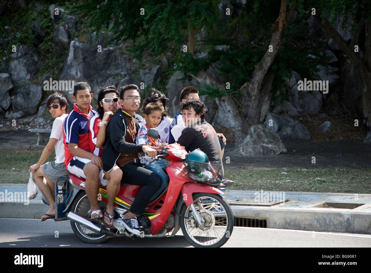 Moto-taxi à pleine charge. Prachuap Khiri Khan. Thaïlande Banque D'Images