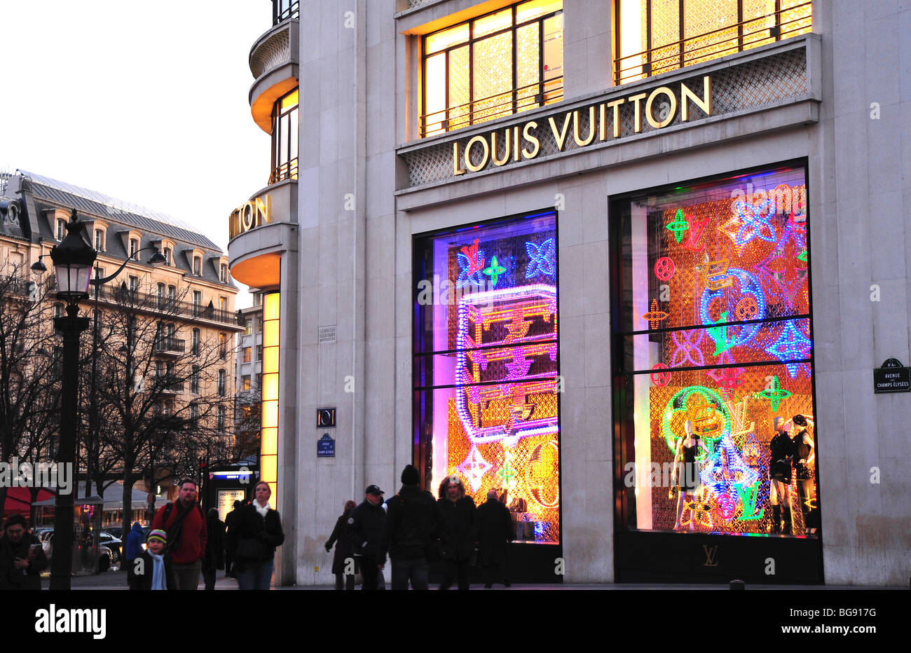 Paris, France, Personnes Shopping, French luxury boutique de mode, Louis Vuitton, Détail, Store ...