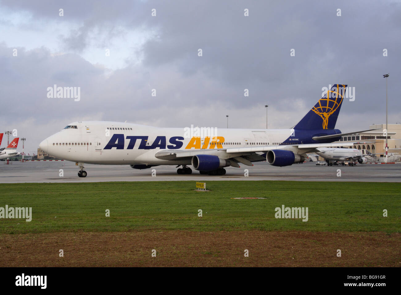 Avion de fret Atlas Air Boeing 747-200 F qui roule pour le départ Banque D'Images