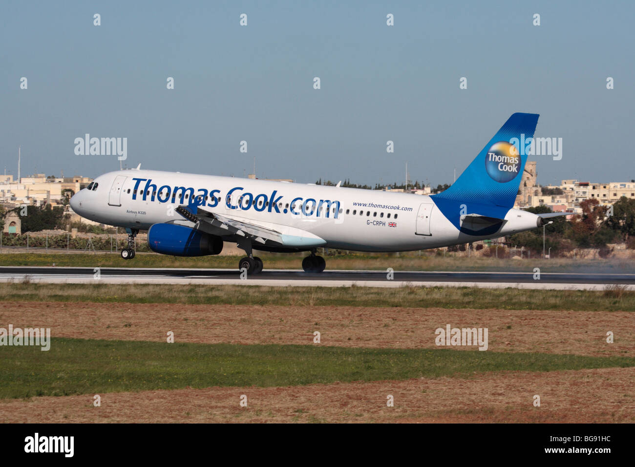 Les compagnies aériennes britanniques et dans l'UE. Thomas Cook Airlines Airbus A320 avion de passagers atterrissent à Malte Banque D'Images