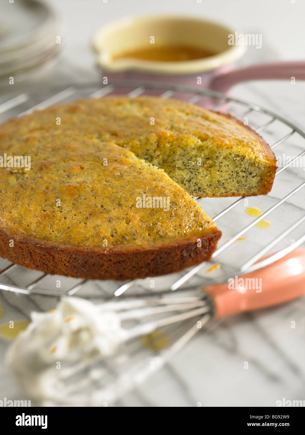 Graines de pavot Orange gâteau avec glaçage orange et crème fouettée Banque D'Images