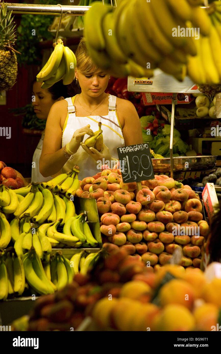 ÉTAL DE FRUITS, MARCHÉ DE BARCELONE, LAS RAMBLAS : marché central Stall femme vendant des fruits et légumes au Mercado de Boqueria sur Las Ramblas Barcelone Espagne Banque D'Images