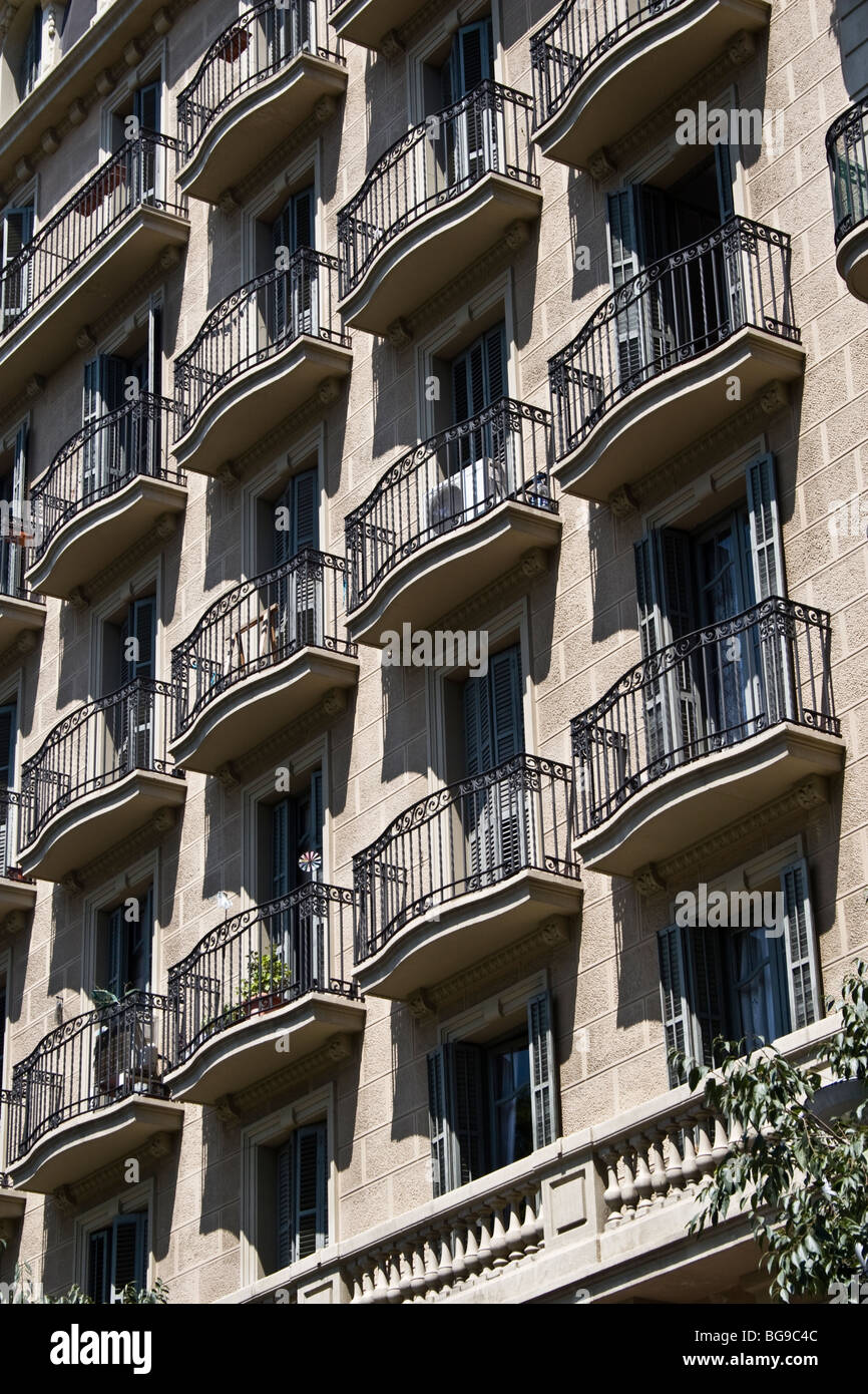 Un balcon, près de la Sagrada Familia dans l'Eixample, Barcelone, Espagne Banque D'Images