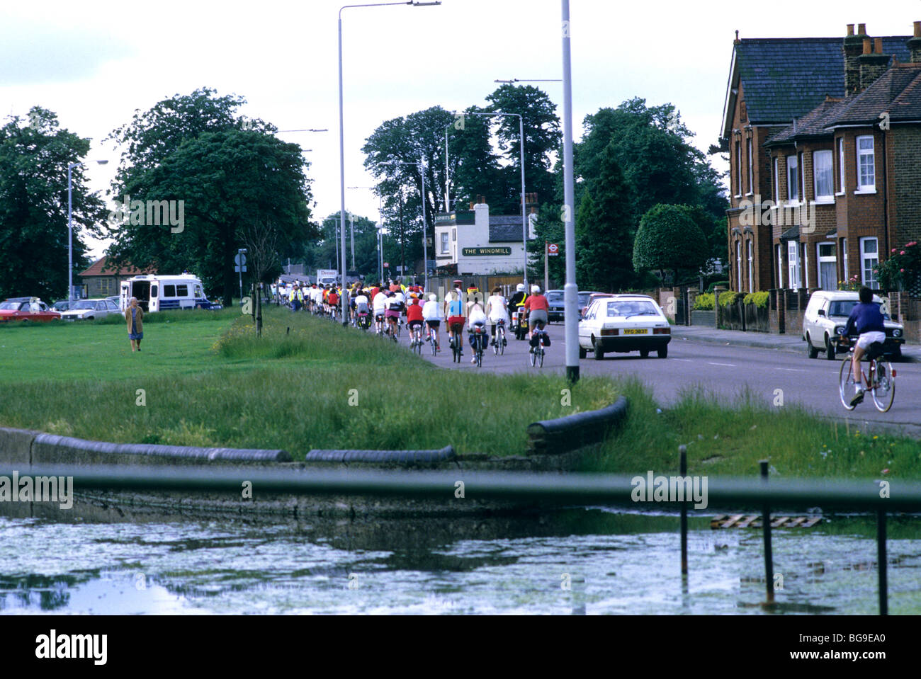 Grand groupe du vélo dans un village anglais Banque D'Images