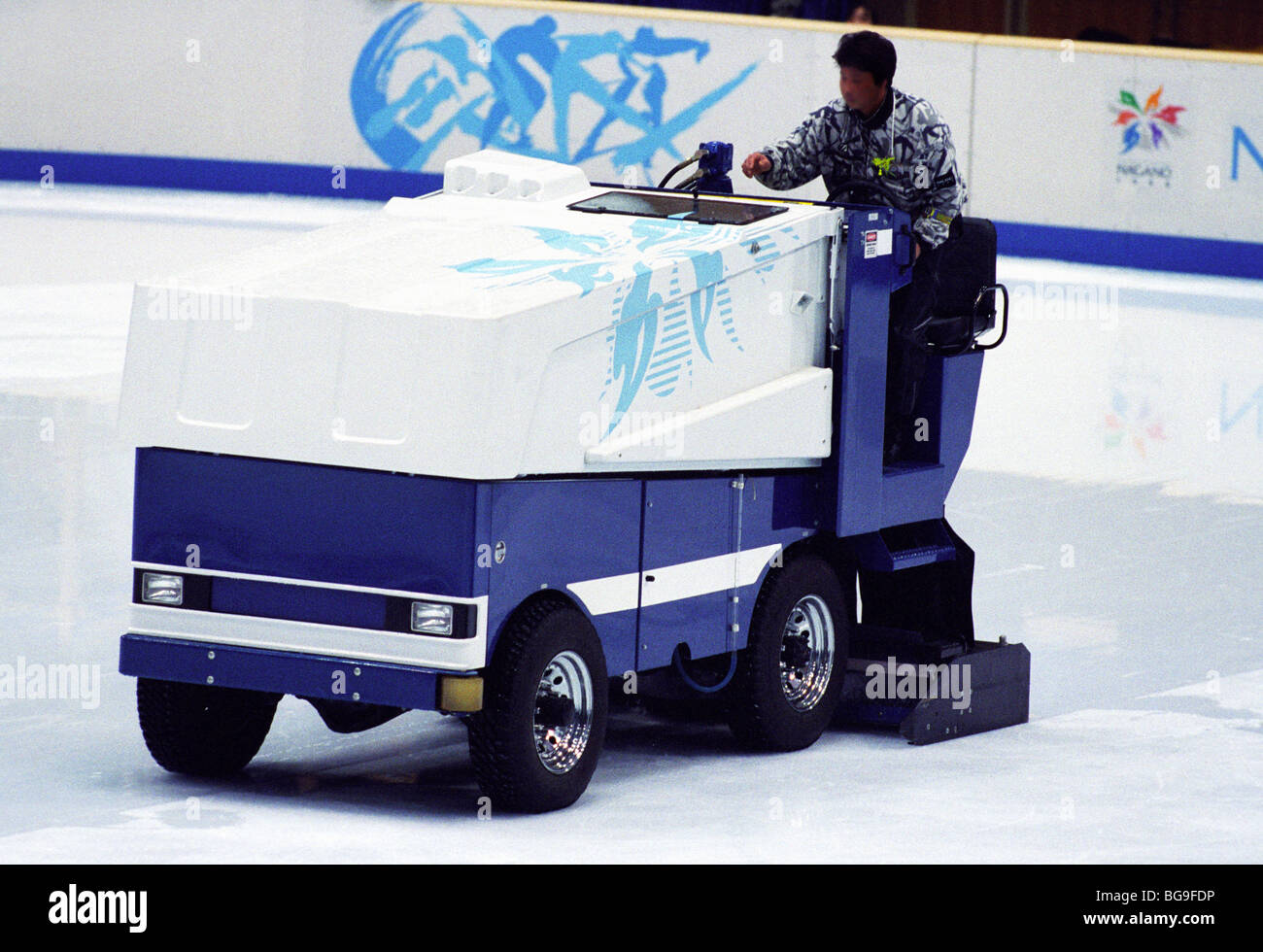 Machine de nettoyage de la glace sur les patinoires Photo Stock Alamy