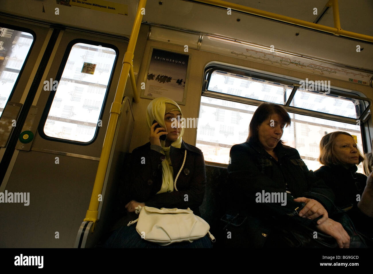 Voyageant sur le Berlin U Bahn, métro, métro. Banque D'Images