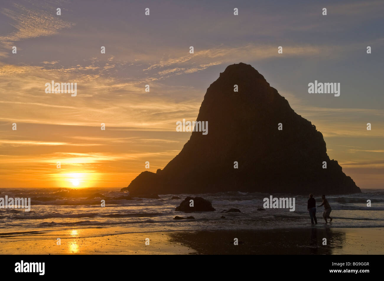 Pile la mer et coucher du soleil à Whaleshead Beach, Samuel H. Boardman State Scenic Corridor, le sud de l'Oregon coast. Banque D'Images Pile la mer et coucher du soleil à Whaleshead Beach, Samuel H. Boardman State Scenic Corridor, le sud de l'Oregon coast. Banque D'Images